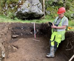 Arkeolog Volker Demuth står midt i utgravingsfeltet, som er rundt en meter dypt. Foto: Arkeologisk museum,  UiS