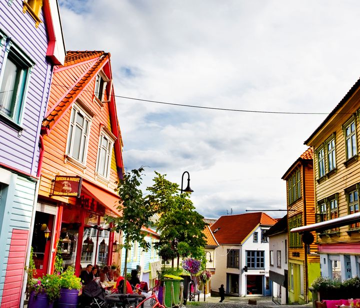 Foto av fargerike hus i en gågate i Stavanger