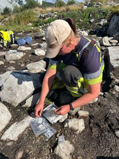 9. Her samler arkeolog Esther van de Lagemaat sammen prøver tatt under en utgraving på Tau i Strand i sommer. I en prøve tatt fra et ildsted utenfor restene av det 5000 år gamle steinalderboplassen i Nordmarka på Tau i Strand, fant paleobotanikerne – som forsker på fortidens planter – forkullede biter av tang! Det er Norges eldste bevis på at mennesker som bodde langs sjøen utnyttet tang og tare.