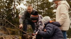 Bildet viser elever i skogen.