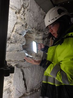 Kulturminneforsker Bettina Ebert undersøker innsiden av veggene i Stavanger domkirke, under restaureringen av kirken.