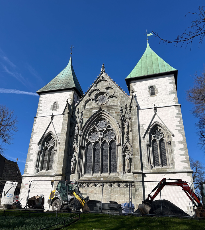 I nærmere ti år har konservatorer, steinhuggere og arkeologer ved Arkeologisk museum, Universitetet i Stavanger bidratt til restaureringen av Stavanger domkirke. Nå har radiokarbondateringer av treverk inne i veggene gitt overraskende resultater, som endrer katedralens historie.