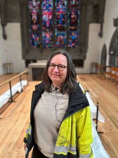 Kulturminneforsker Bettina Ebert sendte inn prøver av et stillas fra middelalderen til radiokarbondatering. Svarene var overraskende, og endrer Stavanger domkirkes historie.