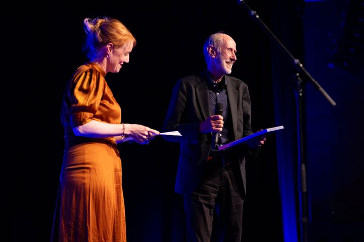Prorektor for innovasjon og samfunn Marte Cecilie Wilhelmsen Solheim ved UiS delte ut ærespris til Erling Roland, en av foregangspersonene for mobbeforskning under WABF-konferansen i Stavanger. Foto: Fredrik Holmen Lillegraven/UiS.