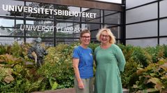 Kjersti Krogstad Hettervik (t.v) og Mona Henriksen (t.h) husker godt skepsisen da biblioteket ble døgnåpent. Foto: Tonje Elise Karlsen.