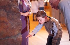 Gutt kikker på runesteinane. Foto: Elisabeth Tønnessen, Arkeologisk museum, UiS