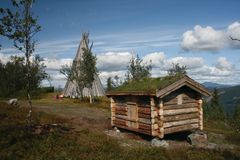Rekonstruert vete med laftet vakthus like ved.