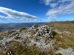 Rester av en steinrøys i landskap