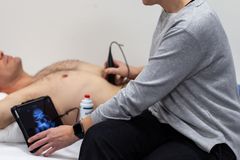 Victoria Vatsvåg gjennomfører ultralydundersøkelse av aorta, hovedpulsåren i magen.