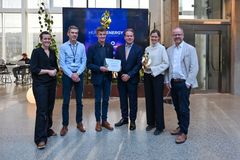 Prisutdeler, vinnere og rektor ved UiS, i alt seks personer, poserer med prisutmerkelsene, sjekk på 1 million dollar og en statuett.