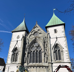 2 a. Nå har radiokarbondateringer av treverk inne i veggene gitt overraskende resultater, som endrer katedralens historie.
