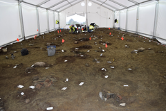 3 b. Her ser du stolpehullene til langhuset fra vikingtid.