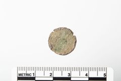 4 b. Myntens synlige side med kors over korsmotiv.