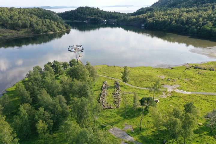 Her ser du rester av et naust i Tysvær i Rogaland, som ble brukt til å oppbevare krigsskip. Dette skal forskere nå undersøke, for  å få ny kunnskap om den militære sjøforsvarsordningen i middelalderen. Foto: Christopher F. Kvæstad, Stavanger Maritime Museum