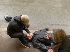 To mennesker utfører en simulering for testing av KI-løsningen AiCOS.