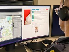 En mann ser på en PC-skjerm.