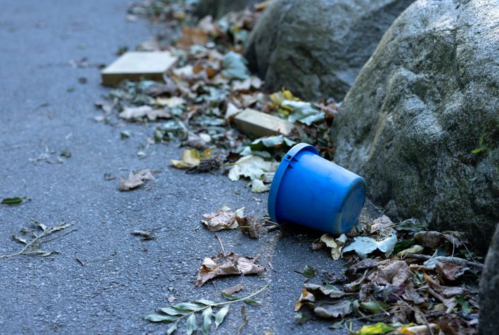 Veltet bøtte ligger på bakken.