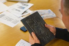 Funnet av de 16 gullgubbene var sensasjonelt også for 130 år siden. Da Arkeologisk museum i Stavanger ble etablert i 1975, ble etter hvert et av gullgubbene museets logo.