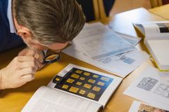 Professor i arkeologi Sigmund Oehrl ved Arkeologisk museum, Universitetet i Stavanger, undersøker de 16 andre gullgubbene som ble funnet for 129 år siden i samme området.