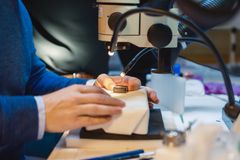 Gullgubben undersøkes av arkeologene.