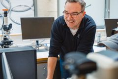 Arkeolog Lars Søgaard Sørensen ved Rogaland fylkeskommune var den første som fikk se gullgubben.