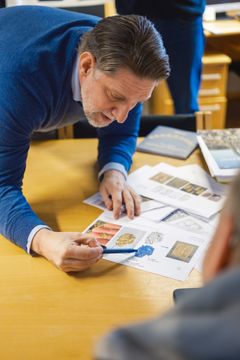 Professor i arkeologi, Sigmund Oehrl, forklarer hvordan inngraveringen på gullbiten funnet på Klepp likner de andre 16 gullgubbene som er funnet i samme område for rundt 130 år siden.