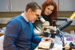 Professor i arkeologi Sigmund Oehrl har spesialisert seg på gullgubber, og er lykkelig for det nye, sensasjonelle funnet som har kommet inn på Arkeologisk museum ved Universitetet i Stavanger. Her med museumsdirektør Kristin Armstrong-Oma.