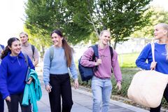 En gruppe unge mennesker går på en gangvei