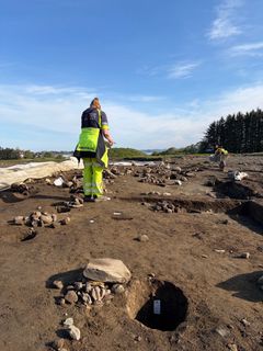 Langhuset fra vikingtid, som ble oppdaget under utgravingen på Tasta i Stavanger, har stått uforandret i flere hundre år, noe som tyder på at huset ikke har tilhørt en familie, men heller har hatt en slags seremoniell funksjon, og vært viktig for menneskene som levde i området.