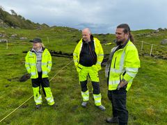 Forsker og prosjektleder Marie Ødegaard fra Arkeologisk museum, Universitetet i Stavanger under utgravingen på Rennesøy, sammen med arkeolog Ivar Aarrestad fra Riksantikvaren og Massimiliano Ditta fra Stavanger Maritime Museum. Prosjektet er støttet av Riksantikvaren og skal gi oss svar på hvordan kysten vår ble organisert og forsvart for 1000 år siden.