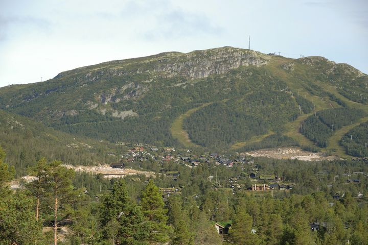 Foto tatt fra Otrosåsen hyttefelt mot Hovden med Storenos, Hovden skisenter og hyttefelt i Dyregrendi. Foto: Anders Lyngstad, NINA