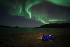 Turistene mener at bål er en viktig del av en nordlystur. Foto: Delphin Ruché