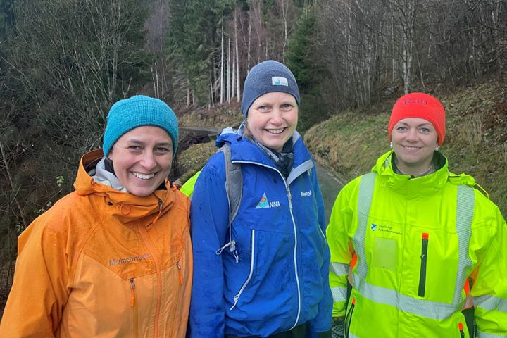 Flostranda har verdifull natur. Karianne Thøger Haaverstad (Multiconsult), Astrid Skrindo (NINA) og Ann Kristin Nes (Vestland fylkeskommune) på befaring på strekningen.