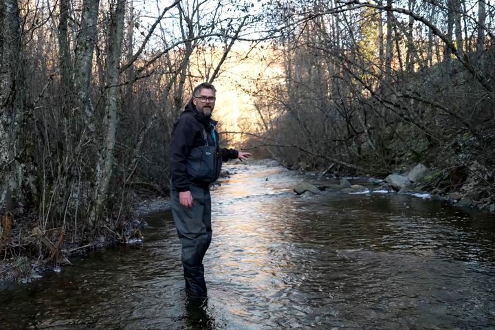 Før restaureringen lignet Leirelva mest på en studenthybel med plass til to. Nå er elvebunnen omgjort til ei høyblokk for biologisk mangfold, med flere etasjer proppfulle av ulike arter og grupper av bunndyr.