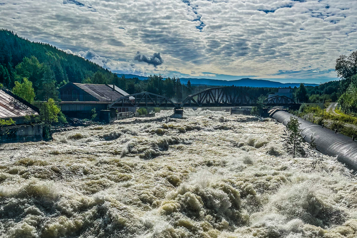 Mer ekstremvær og endringer i energisystemet gir nye muligheter for vannkrafta. På bilder er store vannmasser ved Hensfossen etter uværet Hans.