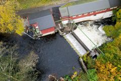 Fiskefella i Imsa røktes for opp- og nedvandrende fisk minst to ganger daglig. All informasjon registreres i en database, i tillegg samles genetisk materiale fra fisken.