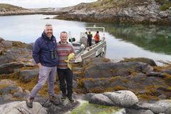 Stastråd Christopher O’ Sullivan og Hans Kristian Werkland, lokal kjentmann og fugleentusiast, samler inn havørnunger på Frøya.
