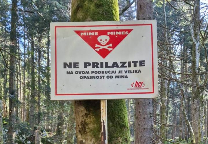 Et skilt advarer mot landminer i Medak, Kroatia. Foto: Šime Boca