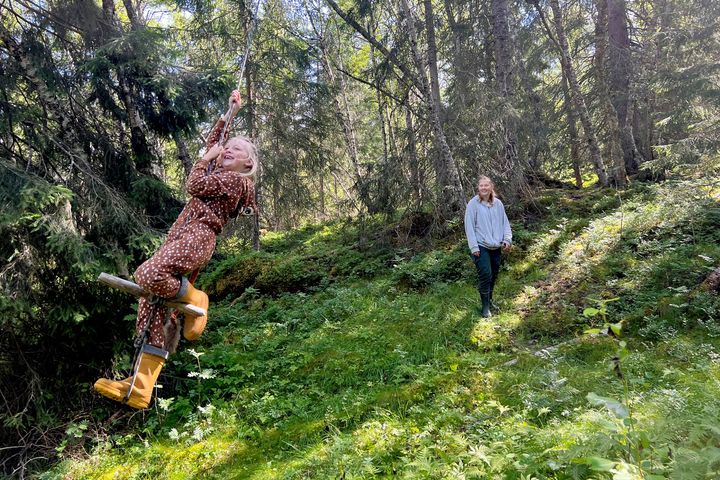 Frilek i skogen. Foto: Juliet Landrø