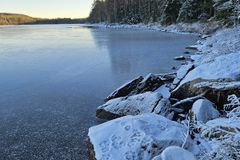 Sporing av ulv i Settenreviret november 2025. Ulvene fant trolig ut at isen var i tynneste laget. Foto: Statens naturoppsyn (SNO)