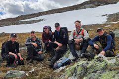 De er klare for mye gåing i fjellet: Feltmannskaper fra NINA, SNO og beitebrukere skal følge tre merkede jerver i Nord-Gudbrandsdalen i sommer. Fra venstre: Jenny Mattisson (NINA), Karl Ove Tvete (NINA), Ingvild Brandli (beitebruker), Atle Berget (SNO), Ole-Gunnar Støen (NINA) og Kari Hånsnar (Skjåk kommune).