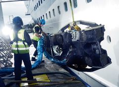 Fjernstyrte roboter vasker skrogene på skipene under vann. Avfallet og vaskevannet samles opp og blir analysert, på jakt etter DNA fra fremmede arter. Foto: Ecosubsea