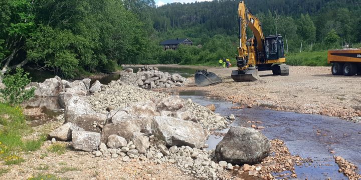 Elvestein og gytegrus legges ut i Oksdøla for å gjenskape naturlige leveområder for laks og sjøørret.