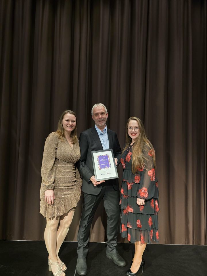 Kari Sømme (f.v.), Jan Terje Eidset og Iulia Beleuta tok imot prisen på vegne av Høgskulen i Volda.