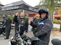 God stemning når fornøyde motorsyklister møter forhandlere og aktører i bransjen under treffet.