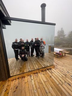 Kaffi serveres på Early Bird utflukten, her fra badstua på toppen av Vrådal Panorama.