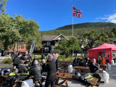 Staben gleder seg til igjen å se yrende liv på Straand Hotel