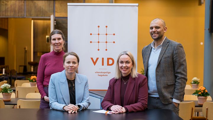 Konstituert VID-rektor Gunhild Odden (t.h.) og daglig leder i Punkt Oslo, Ida Laustsen under signering av avtalen. Bak står VID-direktør Marianne Brattland og Carl Thodesen, prorektor for samfunnsforbedringer og samarbeid ved OsloMet og styreleder i Punkt Oslo.