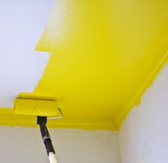 GULT TAK: Sørg for at gult er det første du ser når øynene slås opp om morgenen og mal taket knallgult.