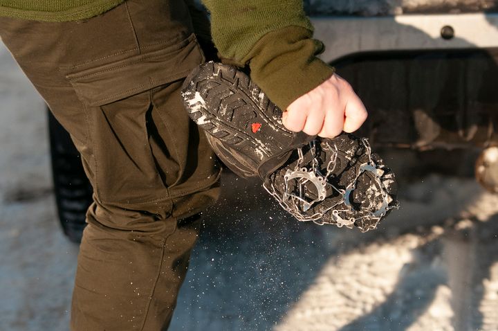 TA DE AV: Både mindre isbrodder og større terrengbrodder lager skade på gulv. Ta de av før du går inn.